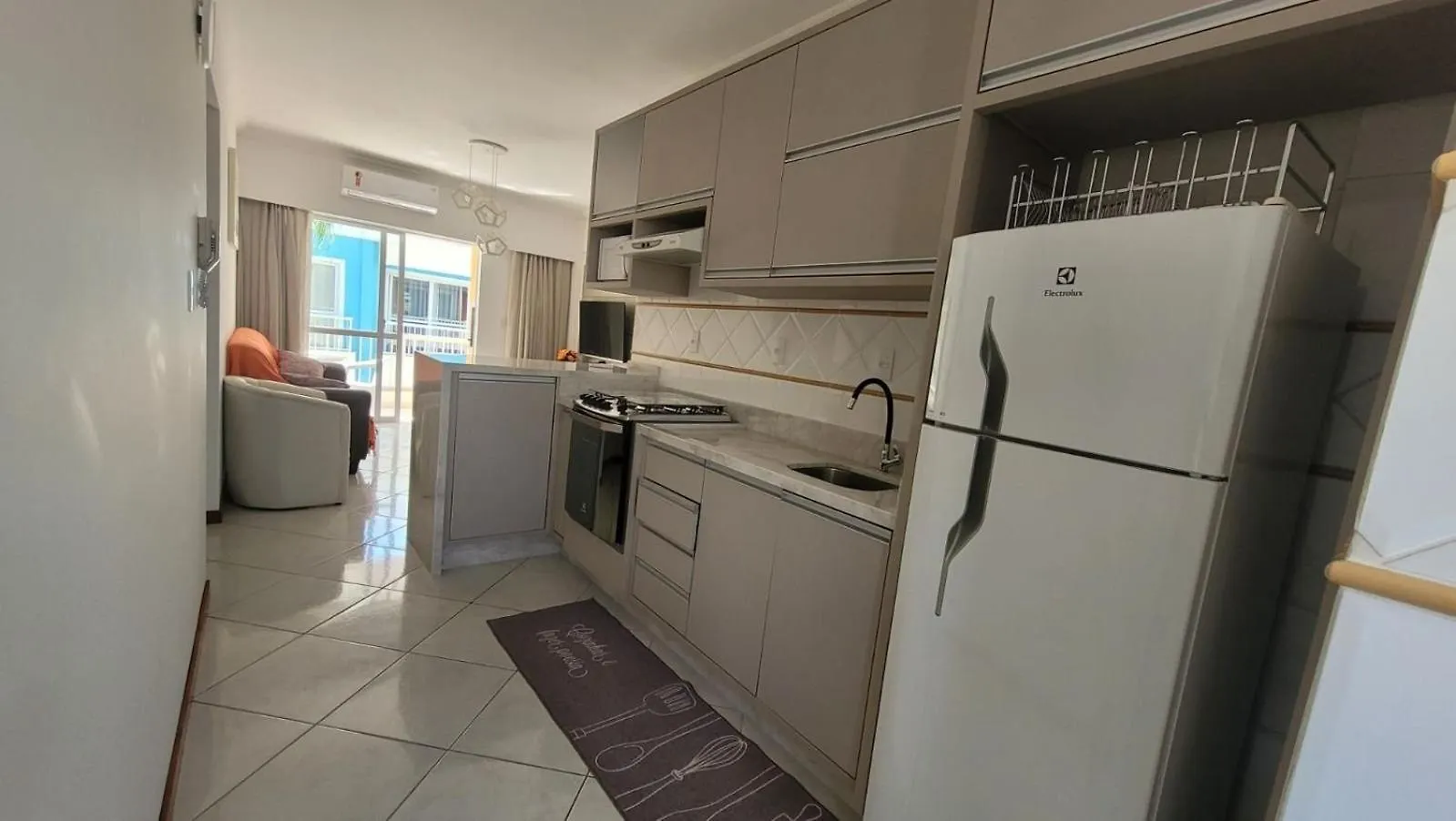 B913 - Apto Para 06 Pessoas Em Bombinhas + Piscina Brazília